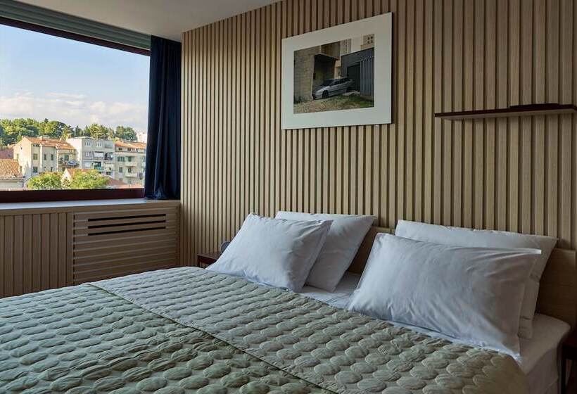 اتاق سوپریور با چشم‌انداز شهر, Tower Rooms