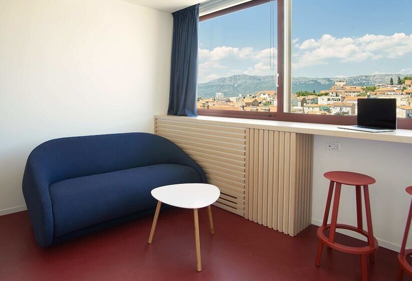 سوییت جونیور با چشم‌انداز شهر, Tower Rooms