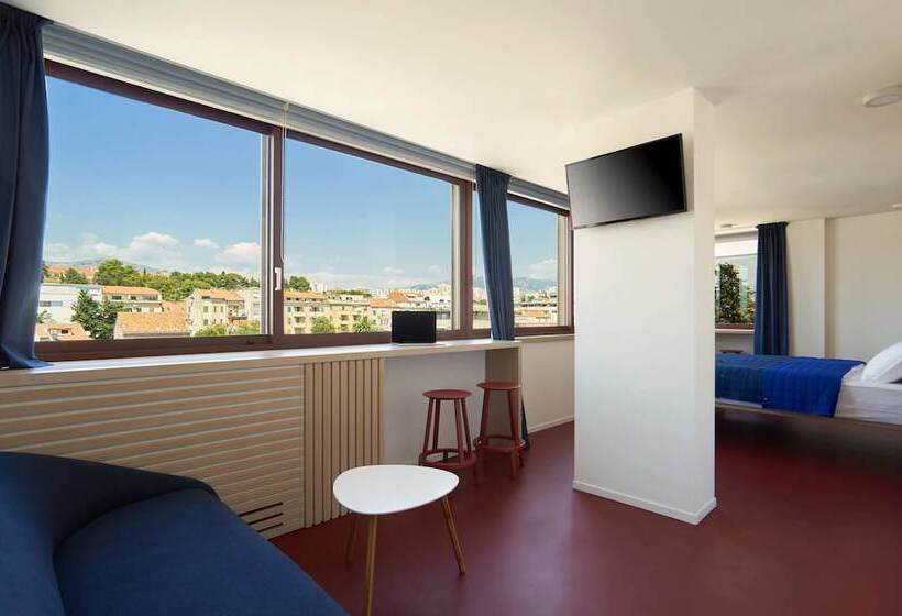 سوییت جونیور با چشم‌انداز شهر, Tower Rooms