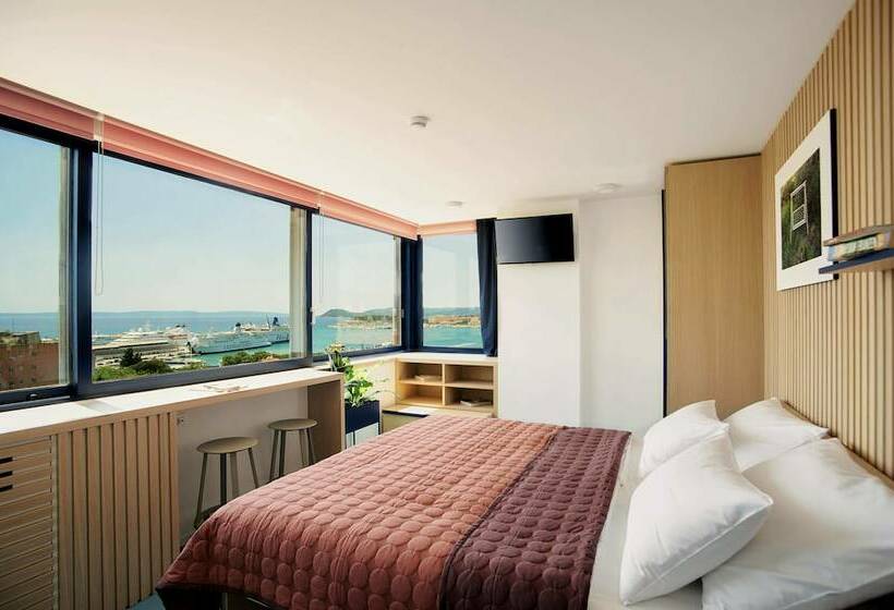 اتاق لوکس با چشم‌انداز دریا, Tower Rooms