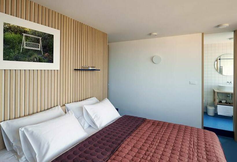 اتاق لوکس با چشم‌انداز دریا, Tower Rooms