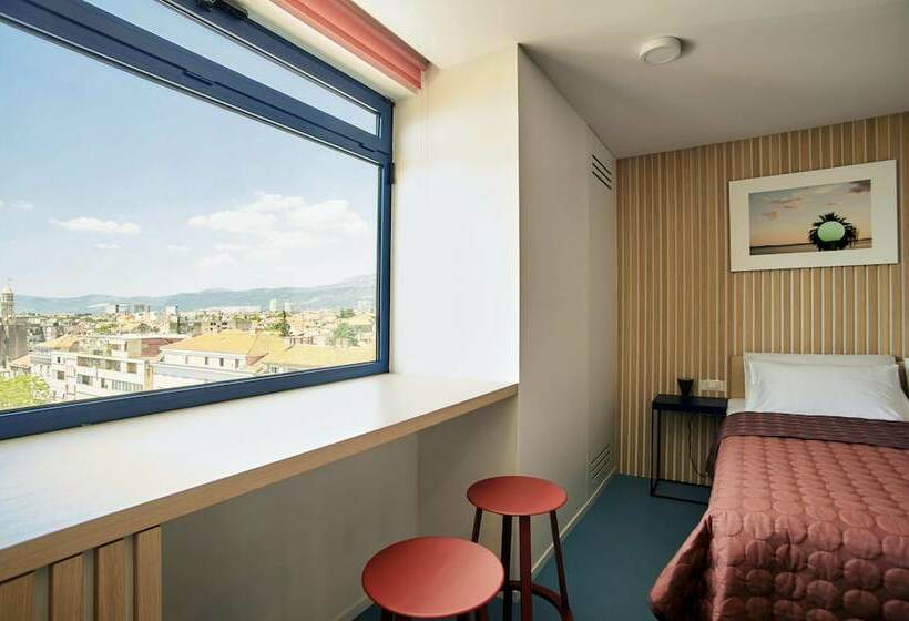 اتاق لوکس با چشم‌انداز دریا, Tower Rooms