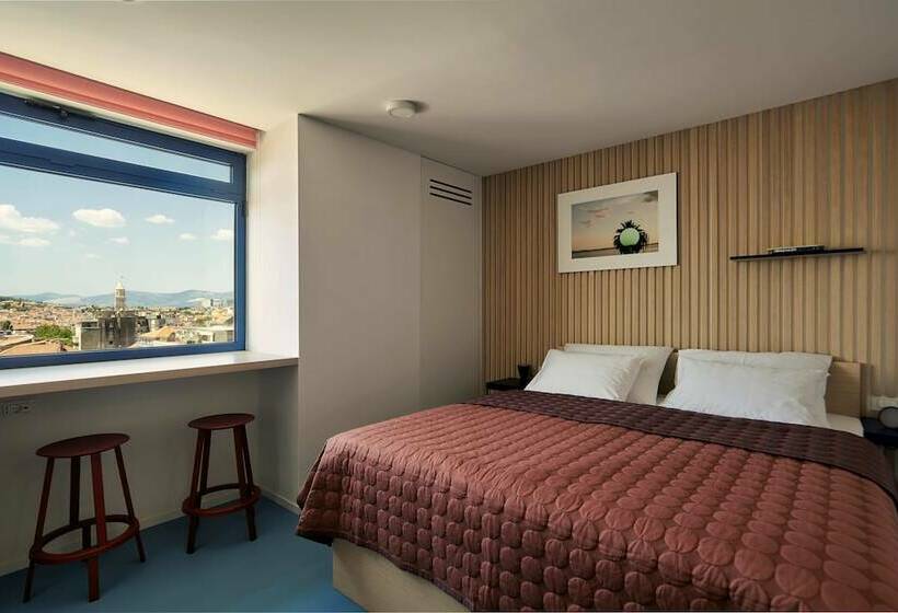 اتاق لوکس با چشم‌انداز دریا, Tower Rooms