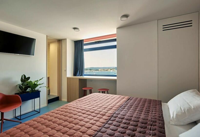 اتاق لوکس با چشم‌انداز دریا, Tower Rooms