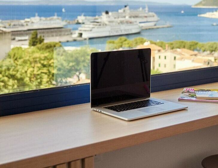 اتاق لوکس با چشم‌انداز دریا, Tower Rooms