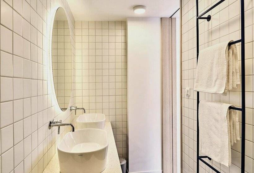 اتاق لوکس با چشم‌انداز دریا, Tower Rooms