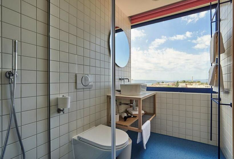 اتاق لوکس با چشم‌انداز دریا, Tower Rooms