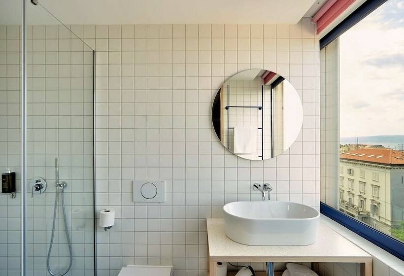 اتاق لوکس با چشم‌انداز دریا, Tower Rooms