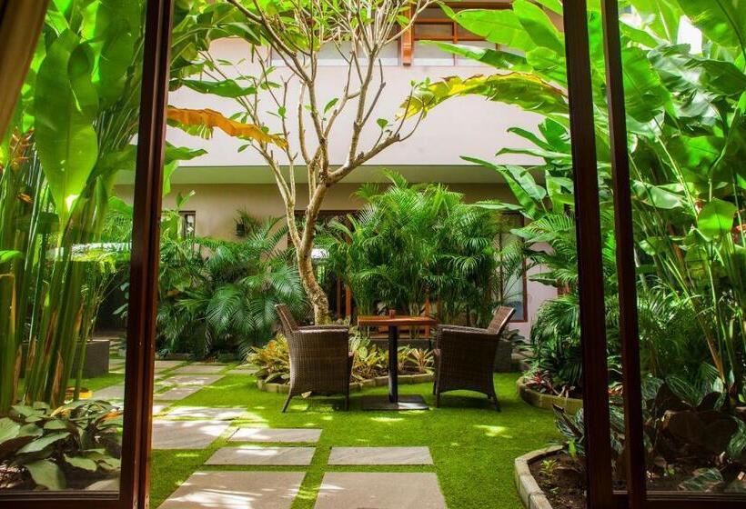 اتاق استاندارد چهارنفره با چشم‌انداز باغ, Puri Sabina Bed & Breakfast