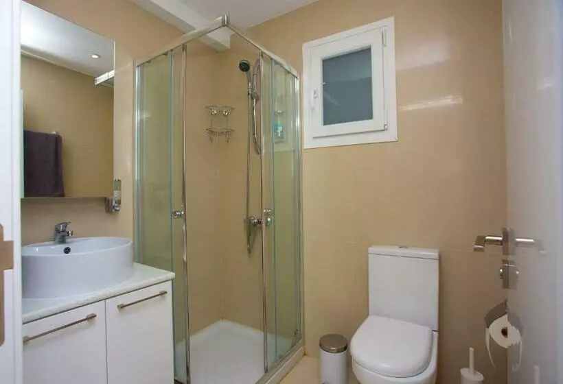آپارتمان 1 خوابه با بالکن, Seabreeze City Center Flat By Trulycyprus