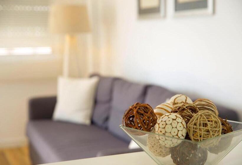 带1个卧室的带阳台的公寓, Seabreeze City Center Flat By Trulycyprus