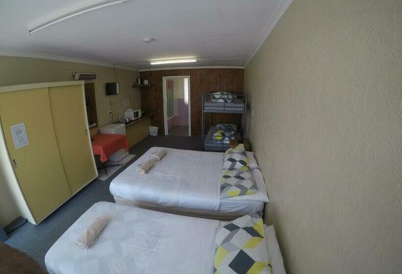 غرفة عائلية, Turnin Motel