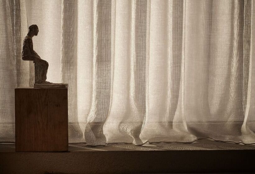 جناح بريميوم, Monastik Living In Athina