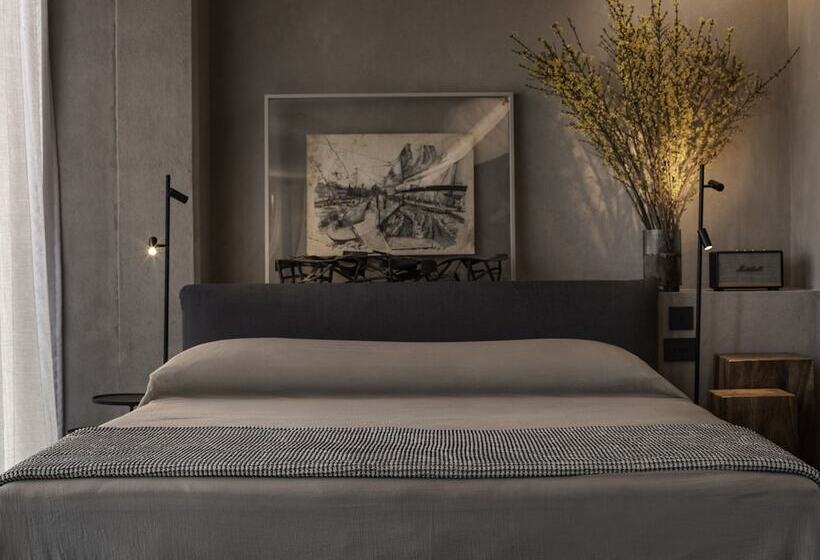 جناح بريميوم, Monastik Living In Athina