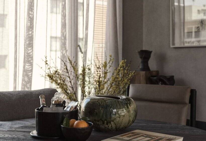 סוויטת פנטהאוז, Monastik Living In Athina