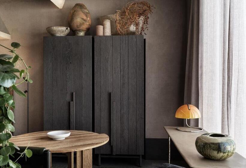 جناح بريميوم, Monastik Living In Athina