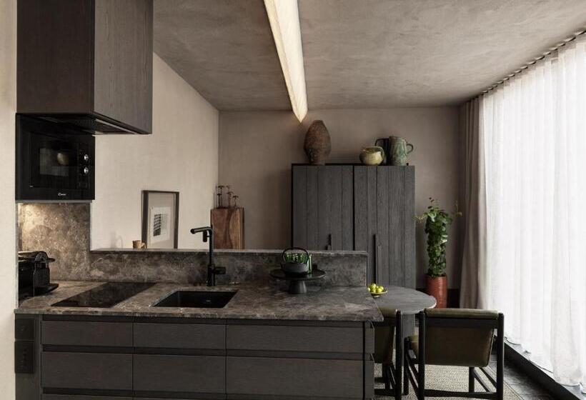 جناح بريميوم, Monastik Living In Athina