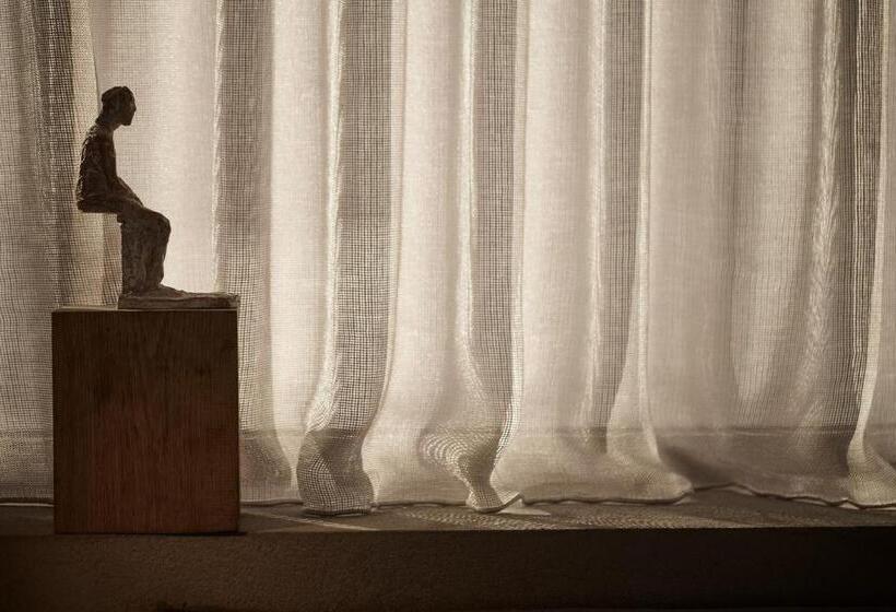 جناح بريميوم, Monastik Living In Athina