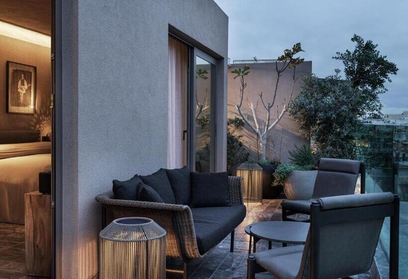 جناح دور أخير, Monastik Living In Athina