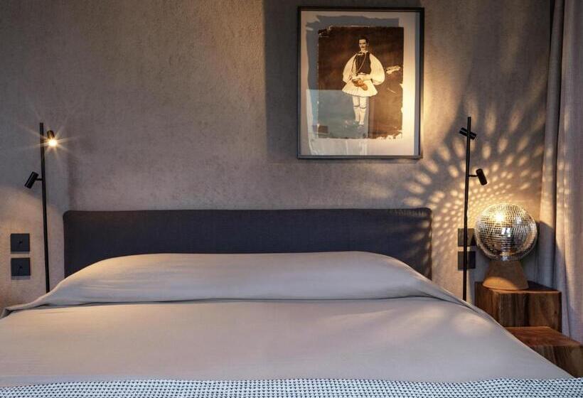 جناح دور أخير, Monastik Living In Athina