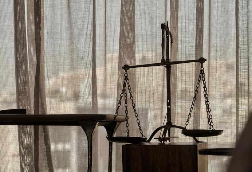 جناح دور أخير, Monastik Living In Athina