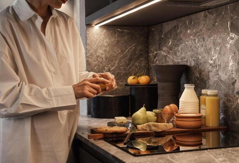 جناح ذو إطلالة, Monastik Living In Athina