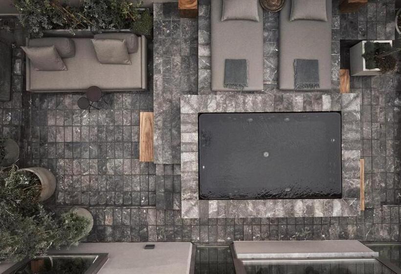 جناح ذو إطلالة, Monastik Living In Athina