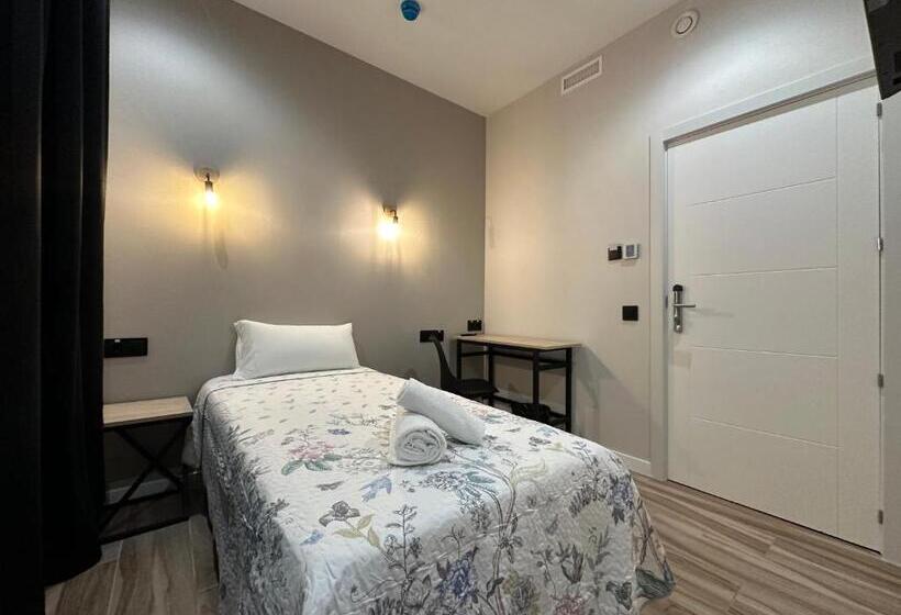 اتاق استاندارد یک نفره, Cc Opera Suites