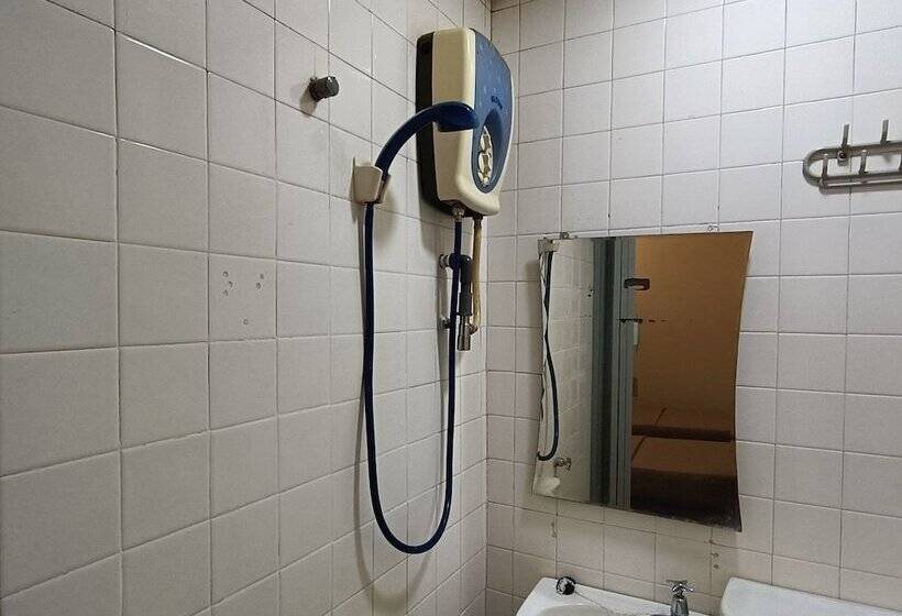 Quarto Economy, Park City Motel