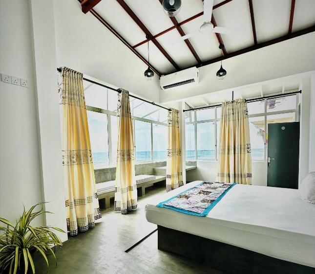 스탠다드 스튜디오 바다 전망, Funky