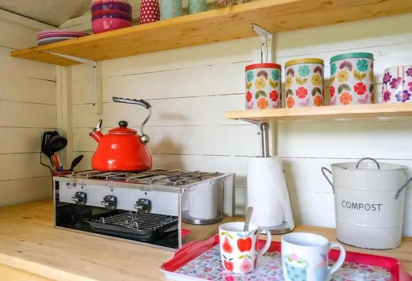 Talo 1 Makuuhuone, Wye Glamping