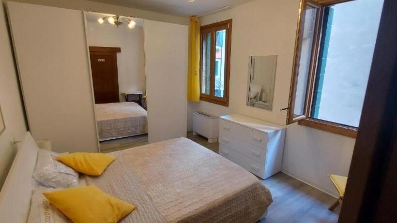 اتاق استاندارد با سرویس بهداشتی مشترک, 10 Minutes To The Train Station