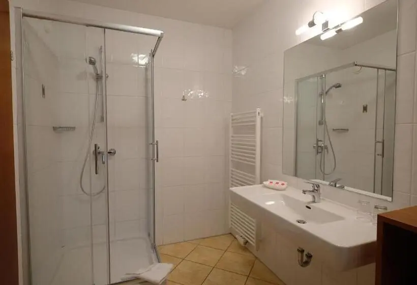 Deluxe Room with Balcony, Restaurant Neuhold
