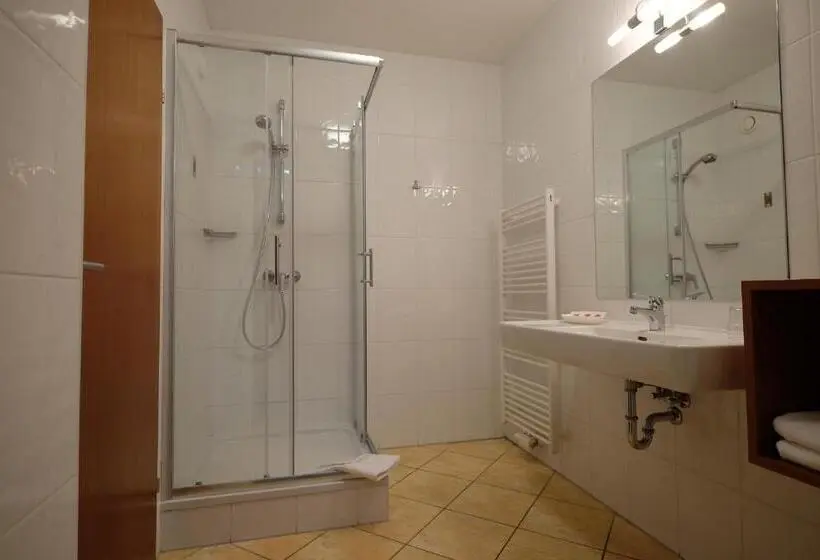 Deluxe Room, Restaurant Neuhold