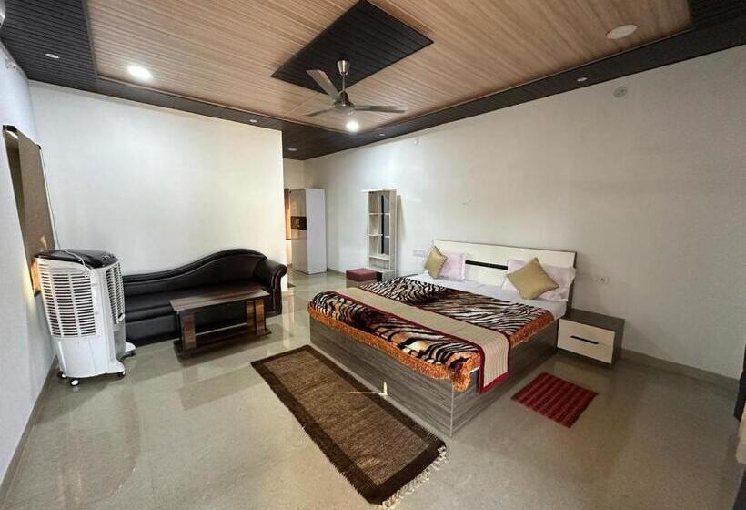 סטודיו דלוקס, Nature‘r Nest Homestead