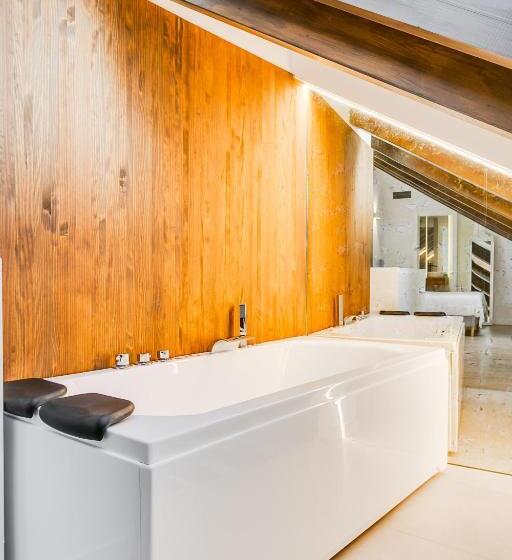 سوئیت با وان آب گرم, Palacio De Bobadilla Suites