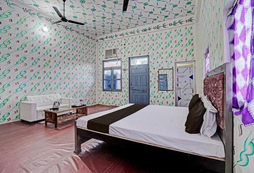 Classic Kolmen Hengen Huone, Oyo Raghav Hotel And Banquet Hall