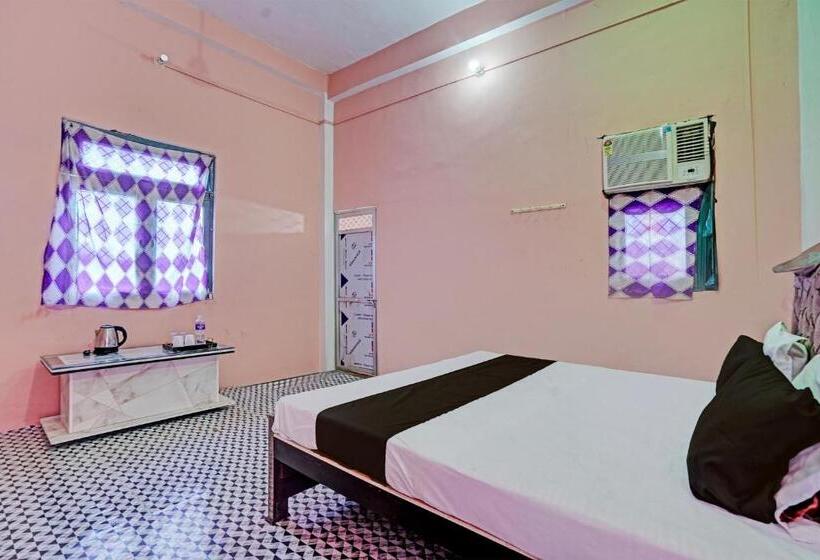 Classic Kolmen Hengen Huone, Oyo Raghav Hotel And Banquet Hall