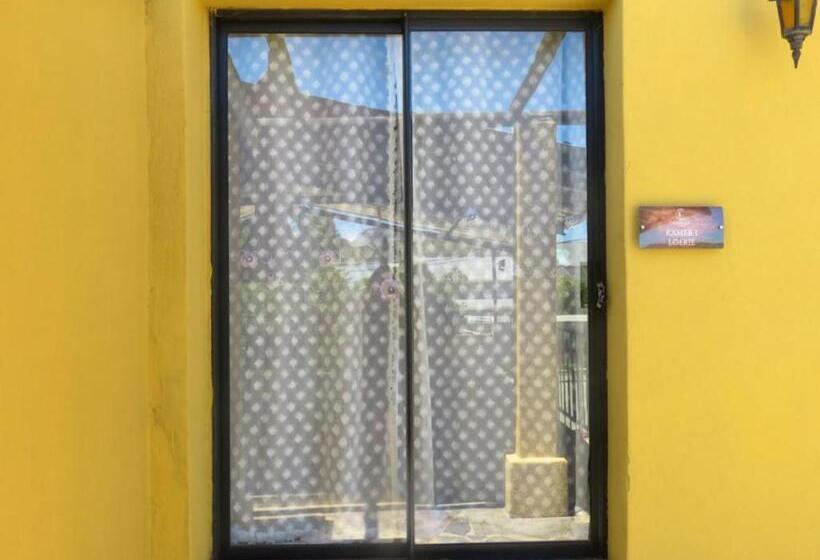 غرفة قياسية ثلاثية, Cobblestone Court