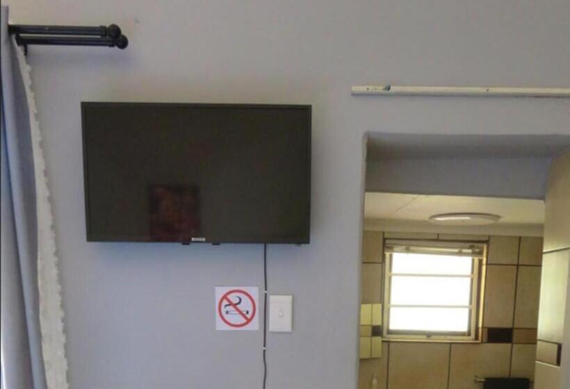 غرفة قياسية ثلاثية, Cobblestone Court