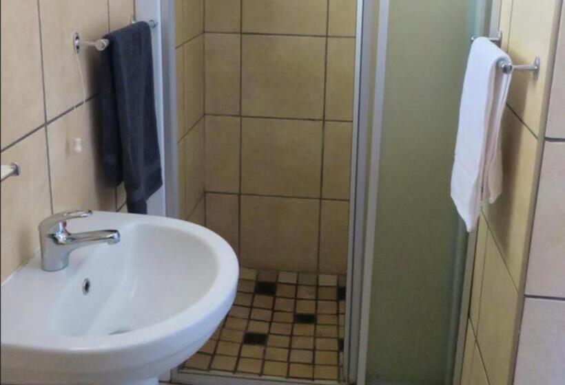 غرفة قياسية ثلاثية, Cobblestone Court