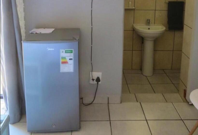 غرفة قياسية ثلاثية, Cobblestone Court