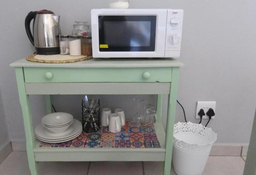 غرفة قياسية ثلاثية, Cobblestone Court