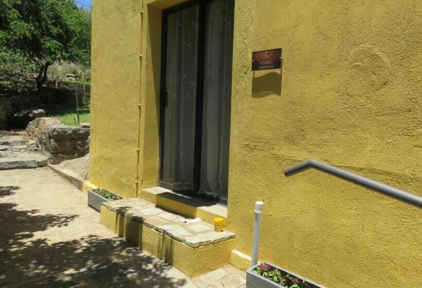 غرفة عائلية, Cobblestone Court