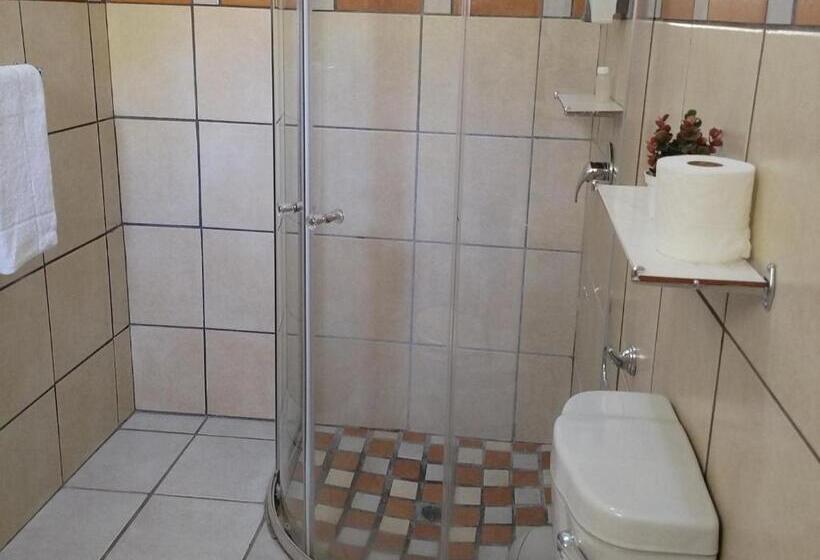 غرفة عائلية, Cobblestone Court