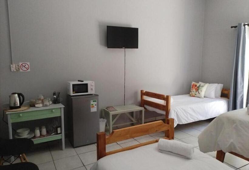 غرفة عائلية, Cobblestone Court