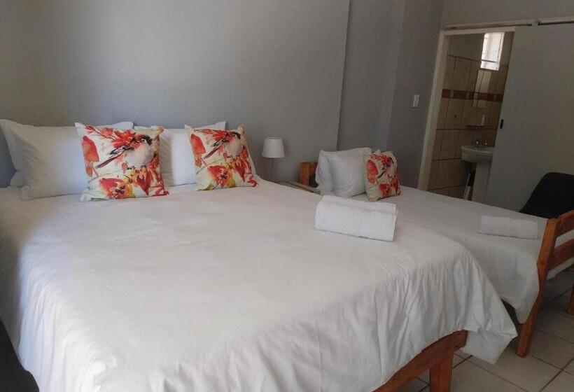 غرفة عائلية, Cobblestone Court