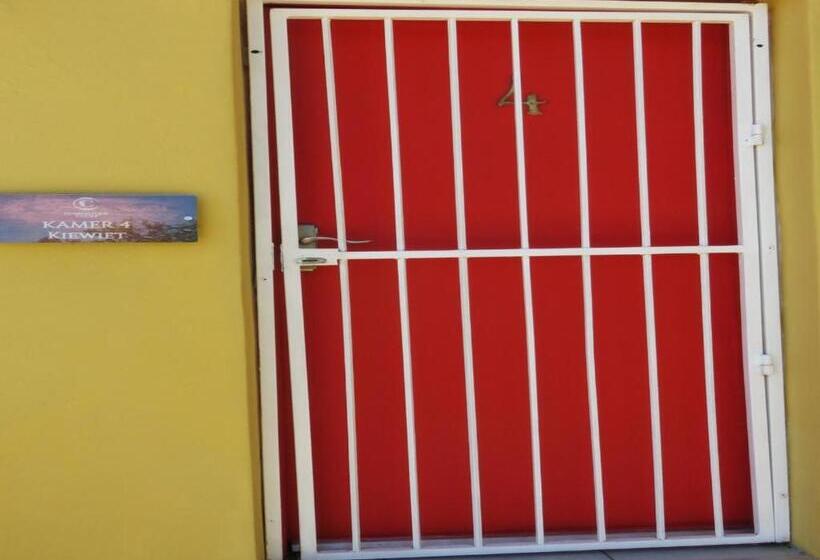 غرفة كلاسيكية, Cobblestone Court