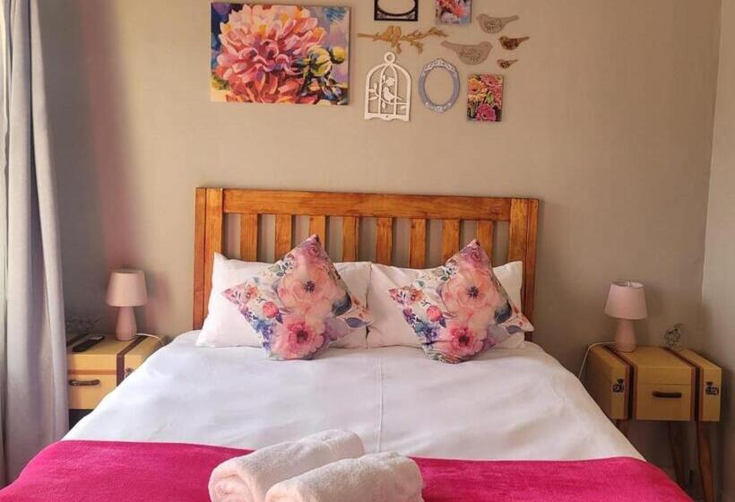 غرفة كلاسيكية, Cobblestone Court