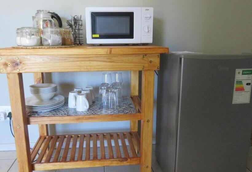 جناح, Cobblestone Court